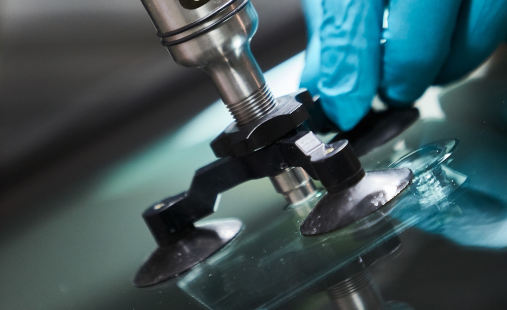 In zoomad bild på ett stenskotts verktyg som lagar en vindruta