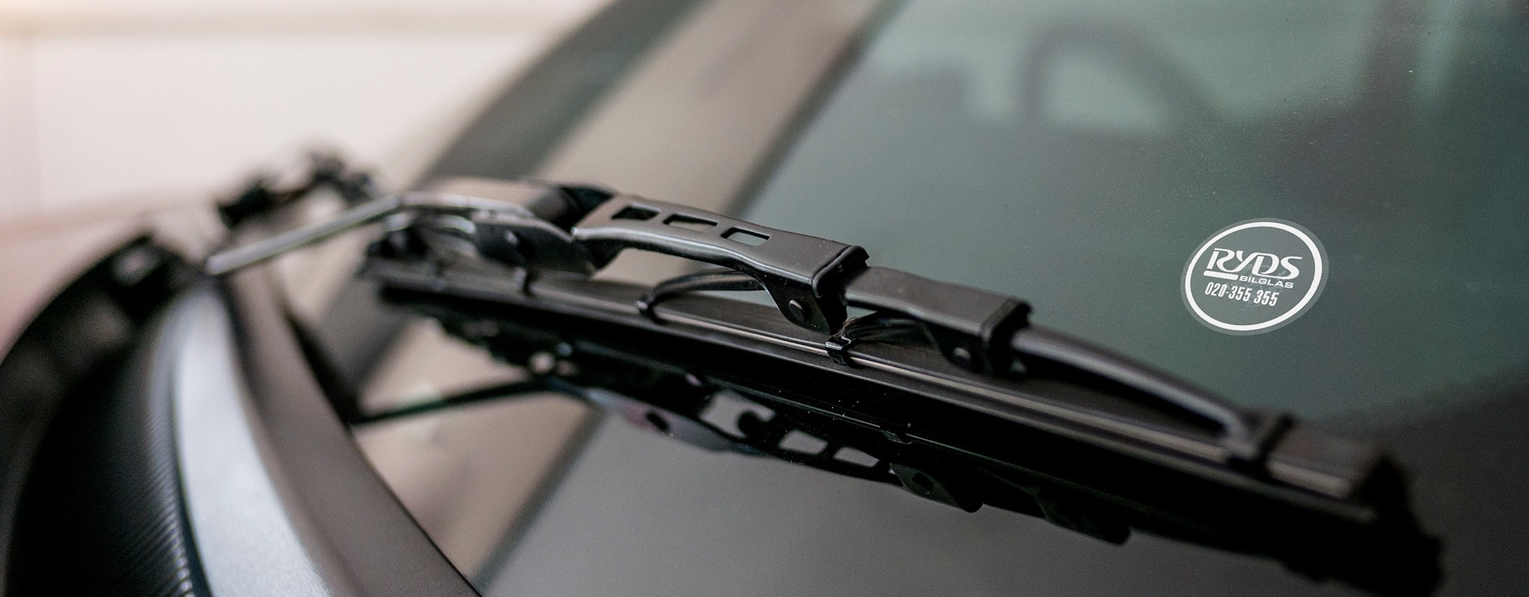 Vindruta med stenskottsplåster från Rydsbilglas