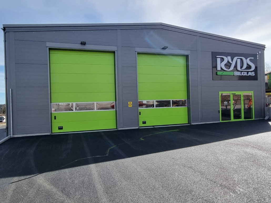 Bild på Ryds butiks fasad med 2 gröna verkstads portar