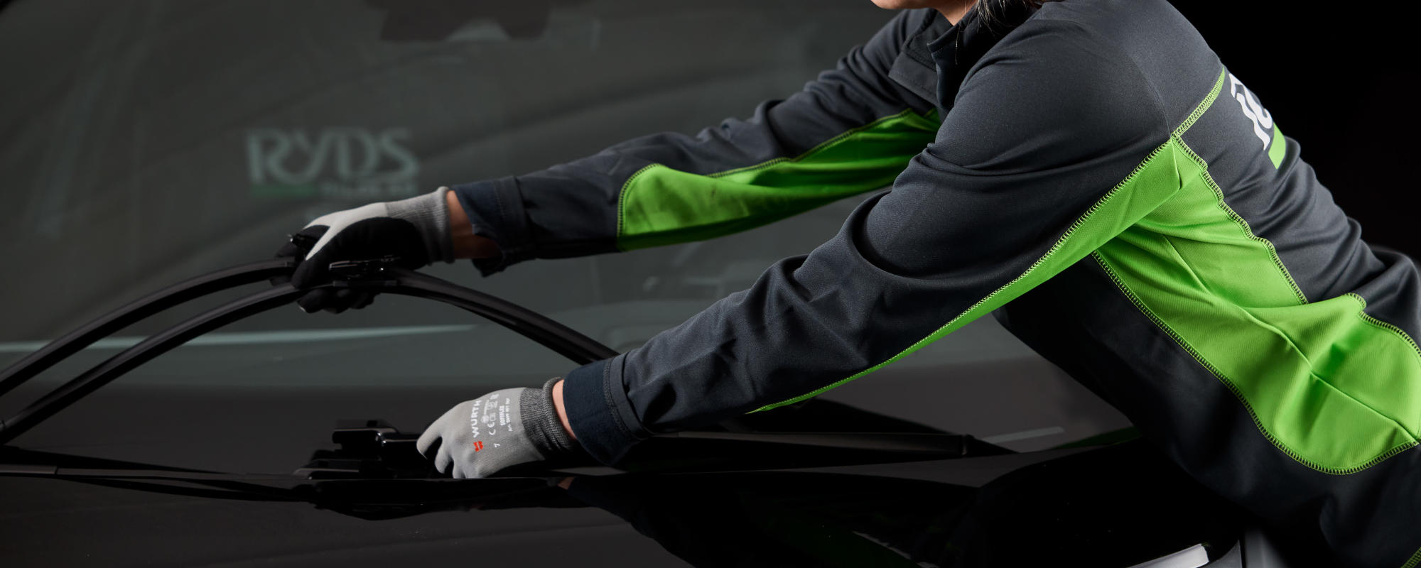 Ryds bilglas anställd som arbetar på en bil