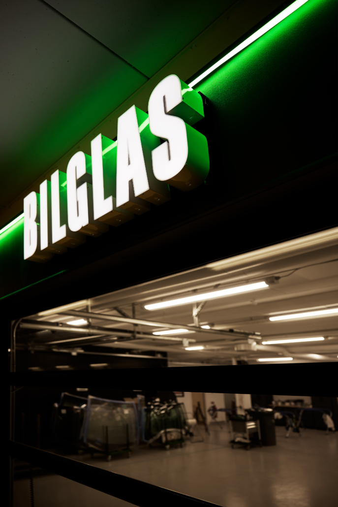 Bild på en Ryds verkstad med en neon skylt med texten "Bilglas"